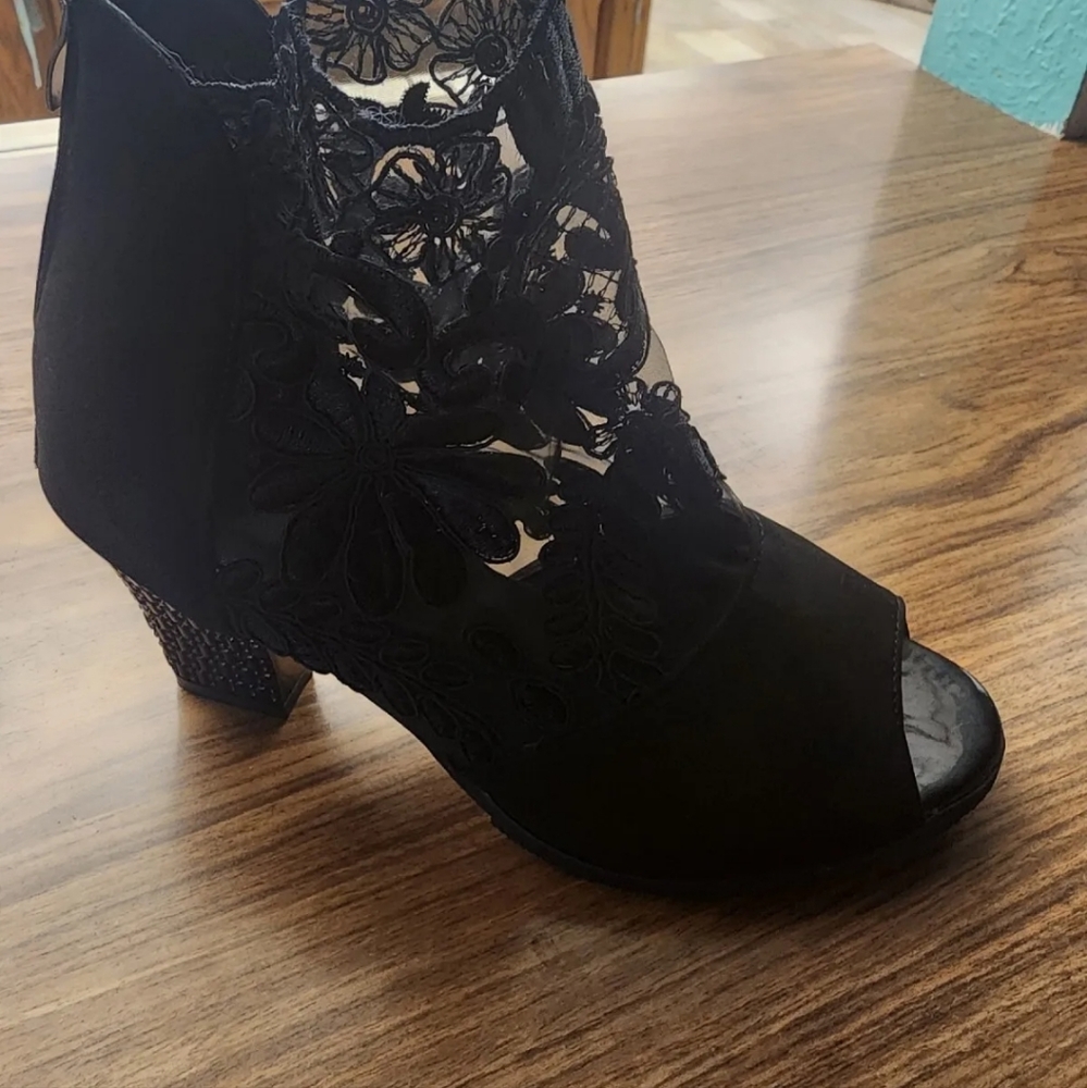 Sandals - Picture 2 of 2